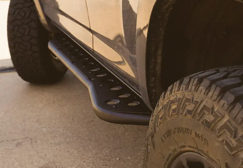 Cali Raised Bolt-On Rock Sliders For 2003–2009 Toyota 4Runner – Kick-Out Design With Powder-Coated Or Raw Steel Plate 1